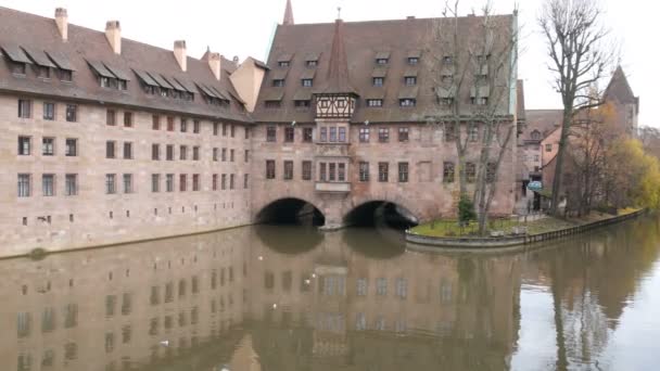 Das alte weltberühmte Gebäude in Nürnberg, das Krankenhaus des Heiligen Geistes, das das erste Krankenhaus war und heute das Restaurant mit nationaler deutscher Küche. — Stockvideo