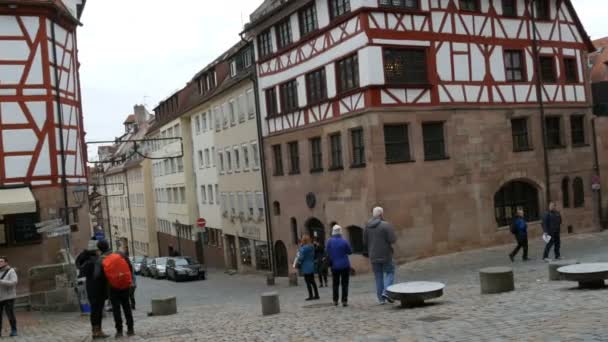 Nuremberg, Allemagne - 5 décembre 2018 : Vue sur les rues de la vieille ville de Nuremberg en hiver. Maison du célèbre peintre Albrecht Durer . — Video