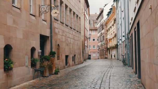 Nürnberg, Németország-december 3, 2018: keskeny német utca. Kilátás Nürnberg városába. — Stock videók