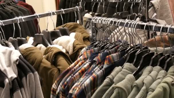 Norimberk, Německo – 3. prosince 2018: Pánská módní a stylové oblečení na ramínkách v obchodě s oděvy v obchoďáku — Stock video