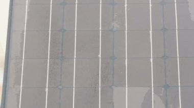 Bulutlu havalarda bir şehir Caddesi üzerinde güneş paneli. Enerji tasarrufu ve çevresel koruma.