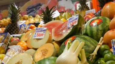Budapeşte, Macaristan-6 Aralık 2018: Central Market Hall karşı farklı meyveler çeşitli. Sağlıklı yiyecekler, vitaminler. Macarca yazıt