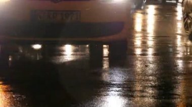 Nürnberg, Almanya - 3 Aralık 2018: Arabalar trafikte, farlardan asfalt, yağmur altında görüntüleyin. Yağmur su birikintileri geceleri vurur. Arabalar ışıkların yansıması