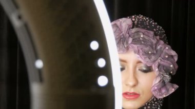 Şık yüksek moda kız manken ifade makyaj dumanlı gözler bir kadife siyah arka plan ve reflektör Studio'da poz ile portresi.