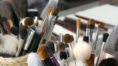 Makyaj için profesyonel fırçaların soyunma odasında tablo ayarlama. Moda endüstrisi. Yüksek moda gösteri sahne arkasında.
