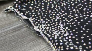 Profesyonel yüksek moda. Çok renkli kolye modeli Oda odasında uygun tablo ile siyah şeffaf kumaş.