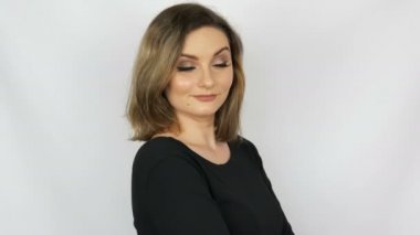 Güzel seksi kız akan saç ve mavi gözleri ile bir kaltak Sitemkâr beyaz bir arka planda kameraya bakıyor.