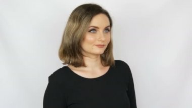 Güzel seksi kızı akan saçlı, mavi gözlü bir sürtükle kınayarak beyaz bir arka plan üzerinde etrafına bakıyor.