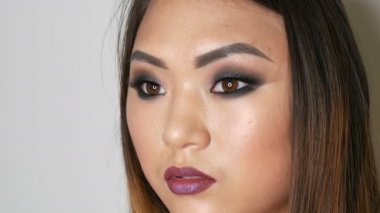 Güzel Asyalı kız manken parlak makyaj profesyonel stüdyoda pozlar ile portresi