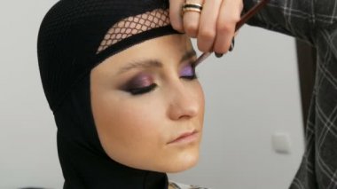 Sarı mor gri gümüş rengi kahverengi gözlü güzel kız modeli göz kapağı üzerinde ile moda çok renkli göz farı bukalemun. Profesyonel kozmetik makyaj. Gözünü kapat görünümü