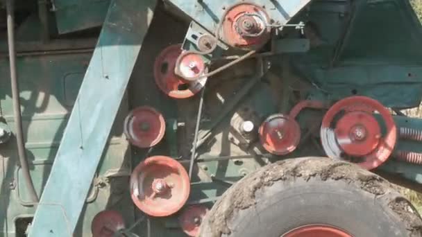 Oude combineren oogsten droge zonnebloem op het veld. Details van de Harvester die werkt — Stockvideo