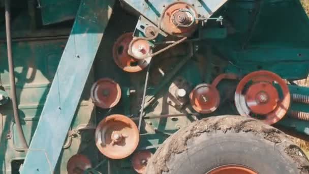 Oude combineren oogsten droge zonnebloem op het veld. Details van de Harvester die werkt — Stockvideo