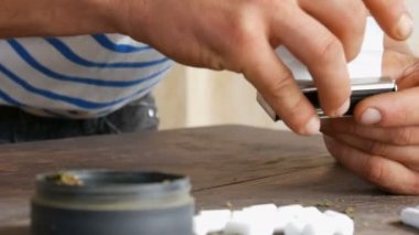Mens el el yapımı sigara veya püresi toplama makinesi ile yapacaklar. Ezilmiş yaprak tütün ve sigara kağıdı Sigara kendini üretim için. El ve puro kağıt yakın çekim