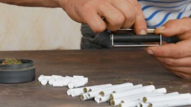 Mens el el yapımı sigara veya püresi toplama makinesi ile yapacaklar. Ezilmiş yaprak tütün ve sigara kağıdı Sigara kendini üretim için. El ve puro kağıt yakın çekim