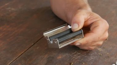 Mens el el yapımı sigara veya püresi toplama makinesi ile yapacaklar. Ezilmiş yaprak tütün ve sigara kağıdı Sigara kendini üretim için. El ve puro kağıt yakın çekim