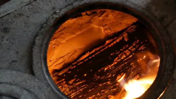 どの火で火傷のクローズ アップ表示、鋳鉄製のパンケーキと古いヴィンテージのれんが造りのオーブン — ストック動画