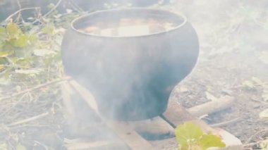 Bir yangın açık havada haşlanmış bir patates ile büyük pot