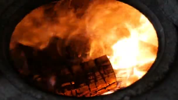 Régi vintage tégla sütő, öntöttvas palacsinta, mely tűz burns zár-megjelöl kilátás — Stock videók