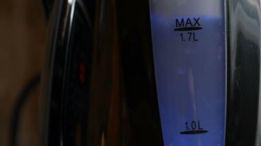 Elektrikli çaydanlık su kaynar veya su ısıtıcısı görünümü kapatın