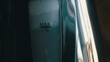 Siyah bir su ısıtıcısı şık mavi ekranda. Elektrikli çaydanlık suda kaynatın