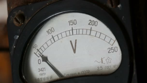 Oude vintage voltmeter waarin spanning — Stockvideo