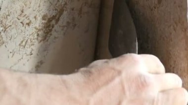 Bir duvar, ev onarım eli ayağı tutmaz pembe duvar kağıdı. Özel spatula ile eski duvar kağıdı soyulması adam.