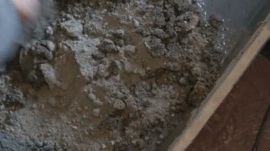Erkek Oluşturucusu çimento yapma. Karışımlar çimento toprak ve su, tüm karıştırma bu
