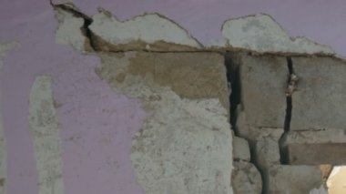 Büyük delikler ve beton duvara çatlaklar