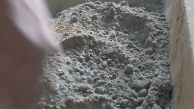Erkek Oluşturucusu çimento yapma. Karışımlar çimento toprak ve su, tüm karıştırma bu