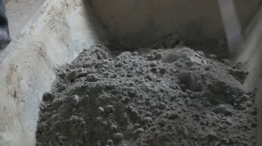 Erkek Oluşturucusu çimento yapma. Karışımlar çimento toprak ve su, tüm karıştırma bu