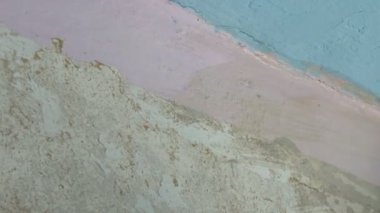 Adam eski odada tamirat yapıyor. Beyaz Vintage püskül ile duvarları boyar