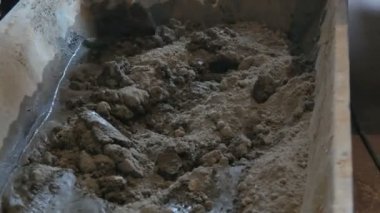 Erkek Oluşturucusu çimento yapma. Karışımlar çimento toprak ve su, tüm karıştırma bu