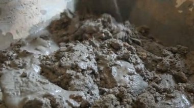 Erkek Oluşturucusu çimento yapma. Karışımlar çimento toprak ve su, tüm karıştırma bu