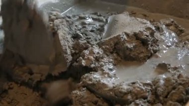 Erkek yapıcı çimento yapımında. Karışımları çimento kil ve su, tüm yakın karıştırma