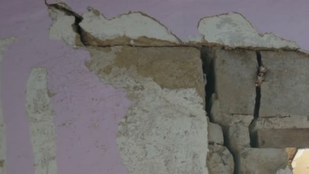 Μεγάλες τρύπες και ρωγμές σε ένα τσιμεντένιο τοίχο — Αρχείο Βίντεο