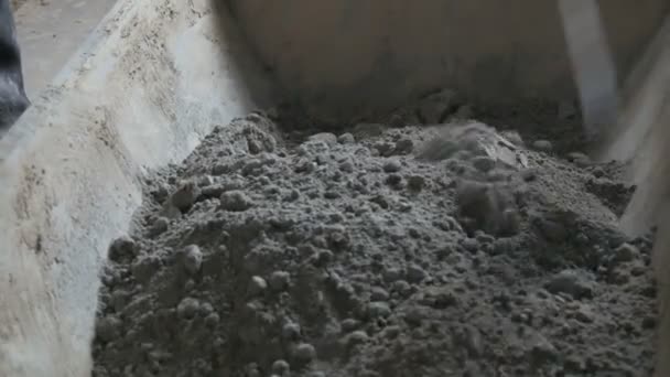 Manliga builder gör cement. Blandningar cement lera och vatten, blanda alla det — Stockvideo