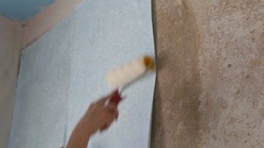 Mavi yetkin duvar kağıdı saçtan özel inşaat silindiri ile duvara yapıştırılmış