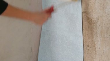 Mavi yetkin duvar kağıdı saçtan özel inşaat silindiri ile duvara yapıştırılmış