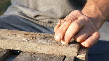 Erkek marangoz ahşap bir tahta demir çivi çekiç