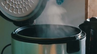 Bir mutfak açık bir kapaklı bir pişirme multicooker Buhar