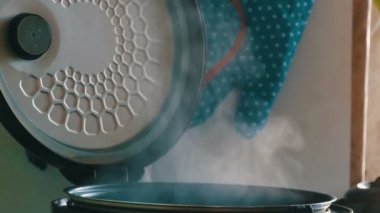 Bir mutfak açık bir kapaklı bir pişirme multicooker Buhar