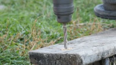 Erkek el sondaj ahşap ile manuel sondaj makinesi açık havada sonbahar yakın görünüm