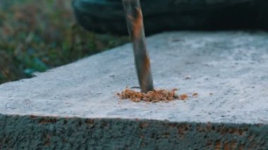 Erkek el sondaj ahşap ile manuel sondaj makinesi açık havada sonbahar yakın görünüm