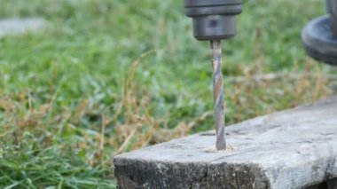 Erkek el sondaj ahşap ile manuel sondaj makinesi açık havada sonbahar yakın görünüm