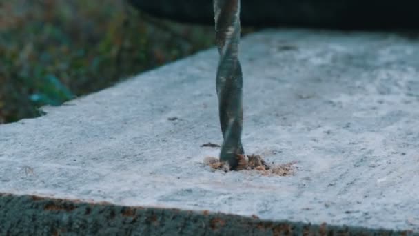 Het mannelijke boor hout van de hand met handboor machine buiten in de herfst close-up mening — Stockvideo