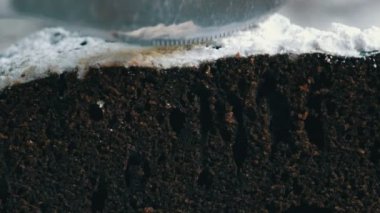 Bıçak bir çikolatalı browni kek hamuru yakın çekim makro görünümü keser