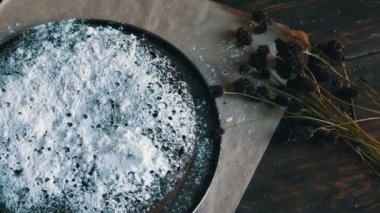 Ev yapımı taze pişmiş çikolatalı browni kek şeker yalan şık kuru çayır çiçek yanında krema ile toz