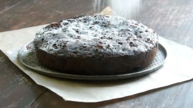 Çok büyük çikolatalı browni kek toz beyaz krema şeker ile üst