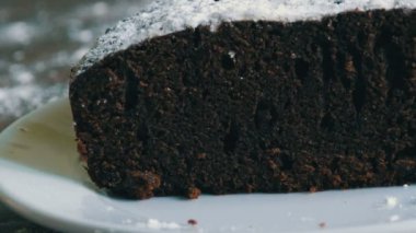 Kesme yakın çekim makro görünümünde taze pişmiş çikolata Brownie Pie