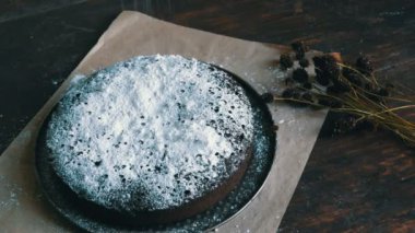 Ev yapımı taze pişmiş çikolatalı browni kek şeker yalan şık kuru çayır çiçek yanında krema ile toz